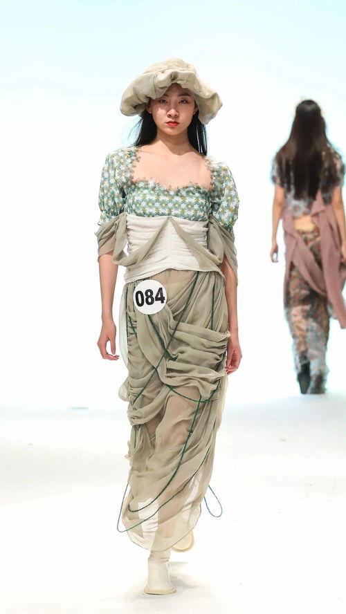 東華大學2017級服裝設計專業(yè)畢業(yè)秀 一場關于傳承、思辨與未來的時尚對話